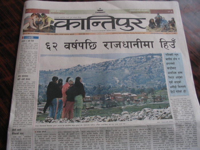 (1) 이 날 저녁 네팔 텔레비전들은 일제히 시내 곳곳에서 눈을 맞으며 즐거워하는 시민들의 모습을 뉴스로 보여 주었다. 다음날 조간신문들도 카트만두 분지 곳곳의 설경을 두 면에 걸쳐 특별 화보로 실었다. 카트만두 시내에 눈이 내려 쌓인 일은 실로 62 년 만에 일어난 일이며, 시민들은 이를 ‘신의 축복’으로 믿는 것이었다. 네팔의 수도 카트만두 일대의 분지는 아열대 기후에 속하므로 겨울철에도 온난하여 여러 종류의 꽃들이 다투어 피어난다. 물론 카트만두 분지를 둘러싼 해발 2000 미터 이상의 산봉우리에는 겨울철마다 눈이 내려 쌓인다. 그러나 해발 고도가 1400 미터 정도인 카트만두 시내에는 눈 대신 비가 내린다. 네팔 사진작가 마니 라마(Mani Lama 1947년 생) 씨에 의하면 1945 년에 출생한 그의 누나의 첫 이름(first name)이 눈이라는 뜻의 ‘히웅’인 것은 그녀가 출생하던 날에 ‘축복’의 눈이 내렸기 때문이라고 했다.