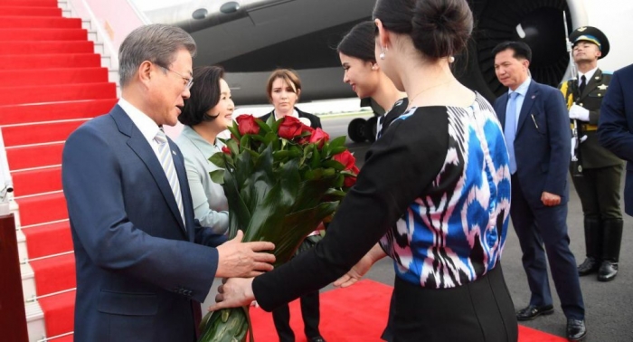 4월 18일 오후 이슬람카리모프국제공항(구 타슈켄트국제공항)을 통해 우즈베키스탄을 방문한 문재인 대통령 부부를 환영하는 모습. ⓒ우즈베키스탄 IPC