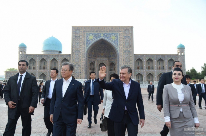 문재인 대통령이 미르지요예프 대통령과 함께 21일 사마르칸트의 대표적 관광지인 레기스탄 광장을 둘러보고 있다. ⓒ우즈베키스탄 IPC