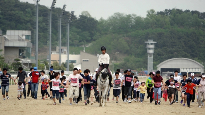 한국마사회 렛츠런파크 부산경남본부는 ‘청춘은 바로 지금! 경주로 걷기대회’를 개최한다(사진 제공= 한국마사회 부경).