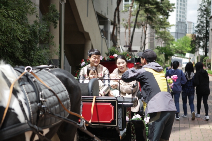 한국마사회 렛츠런파크 부산경남본부는 지역사회 승마 기부를 목표로 ‘아파트 馬당에서 놀자’ 행사를 개최했다(사진 제공= 한국마사회 부경).
