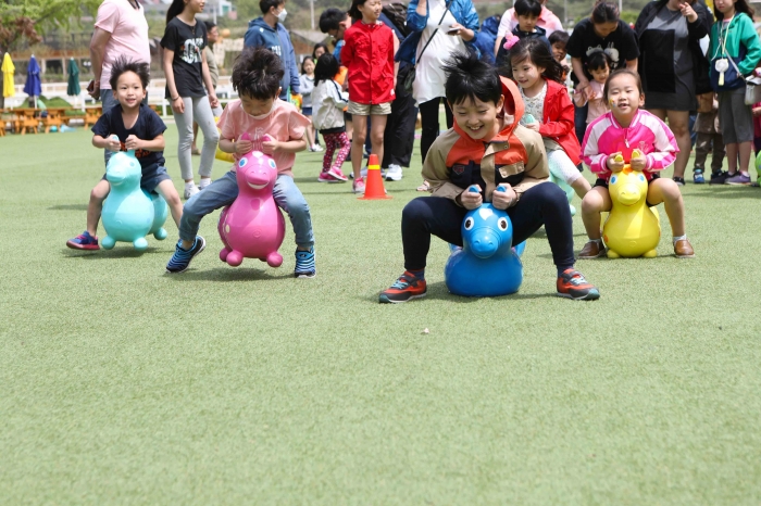 한국마사회는 어린이날을 맞아 5월 4일과 5일 렛츠런파크 서울에서 인기캐릭터 코코몽과 함께하는 다양한 이벤트와 행사를 진행한다(사진 제공= 한국마사회 홍보부).