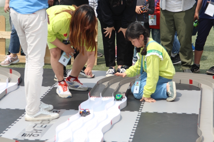 렛츠런파크 서울 포니랜드에서 5월 4일에는 미니카 레이싱 대회가, 5일에 그림 그리기 대회가 열렸다. ⓒ말산업저널 안치호
