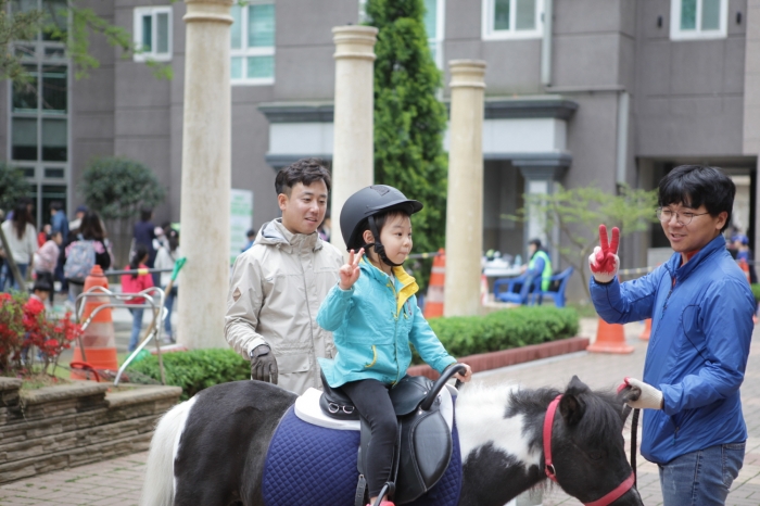 한국마사회 렛츠런파크 부산경남본부는 ‘아파트 馬당에서 놀자’ 두 번째 행사를 진행했다(사진 제공= 한국마사회 부경).