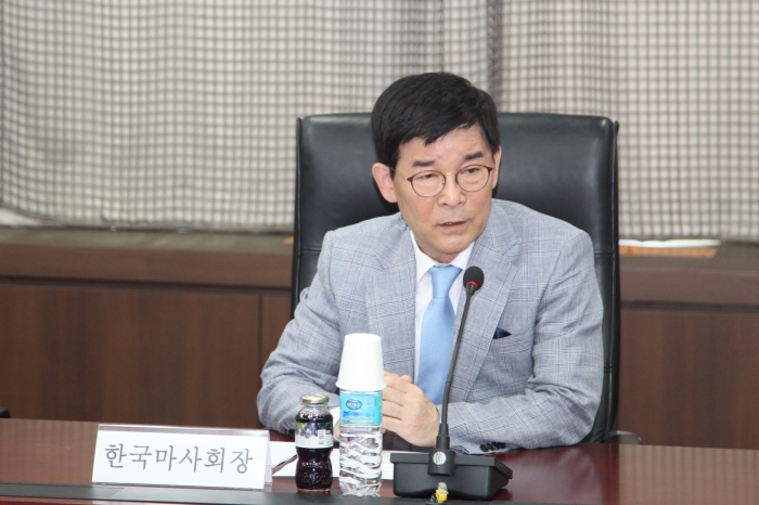 김낙순 회장은 인사말과 한국마사회에 대한 기자들의 다양한 질문을 답변했다. ⓒ말산업저널 안치호