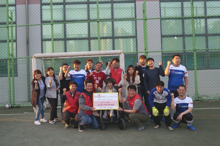 한국마사회 인천연수지사는 지역 장애인 축구단 위너스FC 선수들과 체육 활동 등 봉사활동을 했다(사진 제공= 한국마사회 인천연수지사).