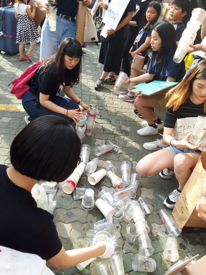플라스틱 어택에 참가하고 매장앞에 놓였던 플라스틱 컵을 다시 치우는 시민들 @ 최형미
