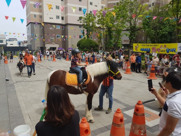 한국마사회 렛츠런파크 부산경남본부는 ‘아파트 馬당에서 놀자’ 세 번째 행사를 열었다(사진 제공= 한국마사회 부경).