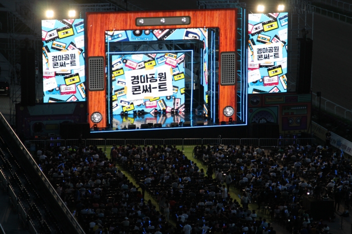 한국마사회는 ‘경마공원 콘써-트’는 뉴트로 콘셉트로 열려 노라조, 백지영, 김연우, 바다, DJ DOC 등 유명 가수들이 총출동했다. ⓒ말산업저널 안치호