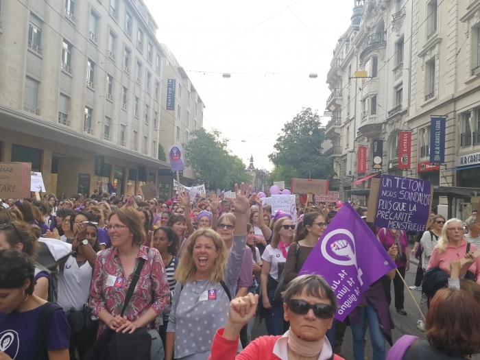 거리에서 시위를 하고 있는 여성들 @Roxane Roduit