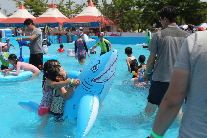 한국마사회 렛츠런파크 제주는 여름을 맞아 오는 6월 28일부터 말(馬)을 테마로 한 어린이 물놀이 시설인 ‘포니 워터파크’를 개장한다(사진 제공= 렛츠런파크 제주).