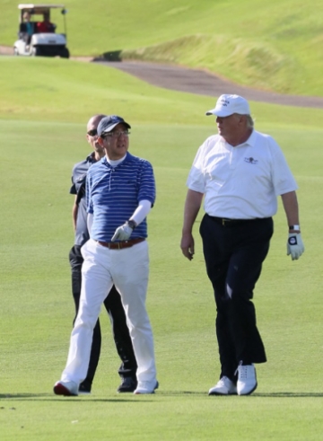 일본의 아베 총리는 골프광 트럼프의 비위를 맞춰주기 위해서 미국을 방문할 때나 트럼프를 일본으로 초대할 때나 골프장 투어를 빼 놓지 않았다(사진= 위키피디아).