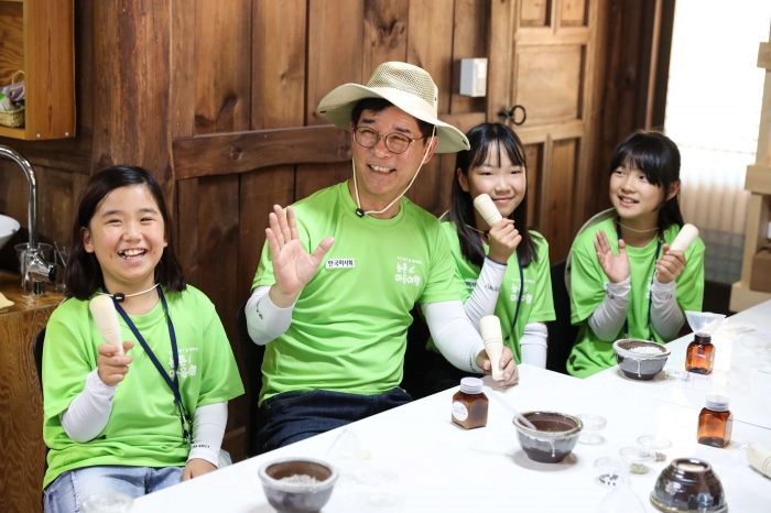 한국마사회가 지난해 이어 올해도 농촌 마을 체험 행사 지원을 실시한다.