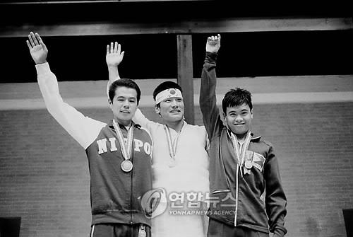 조오련 선수는 1974년 테헤란 아시안게임에서 자유형 400m, 1500m를 2개 대회를 연속 우승하고 시상식에 태극기가 그려진 머리띠를 두르고 섰다(사진=연합뉴스).