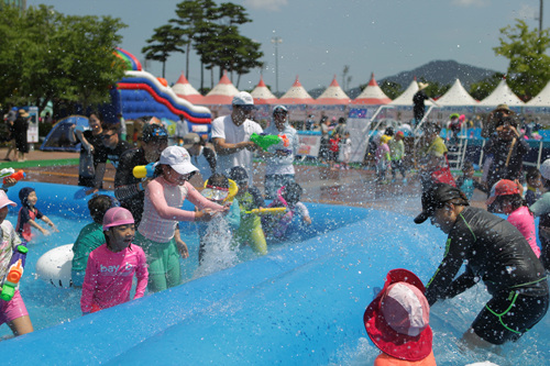 한국마사회 렛츠런파크 제주본부는 여름 휴가철을 맞아 포니 워터파크에서 ‘렛츠런 물총축제’를 개최한다(사진 제공= 한국마사회 제주).