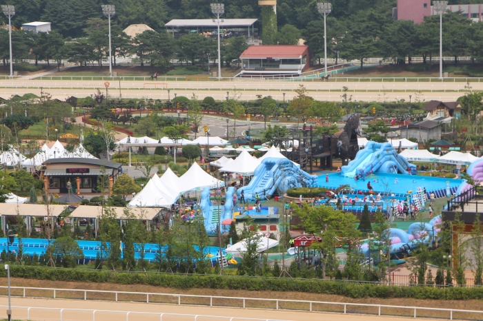 한국마사회는 렛츠런파크 서울 포니랜드에서 워터 포니랜드를 9월 1일까지 운영하며 렛츠런파크 부경과 제주에서도 물놀이를 즐길 수 있고 다양한 행사와 이벤트가 준비돼있다. ⓒ말산업저널 안치호
