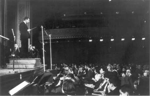 ﻿지휘자 레너드 번스타인이 뉴욕필하모닉 오케스트라의 Young People's Concert에서 What is American Music?이란 타이틀로 관객들에게 설명하고 있다. 이중에 분명 클래식 음악의 매니아가 생겼을 것이요 현재 미국 음악의 거장으로 성장한 사람이 있었을 테니 미국 음악발전의 주춧돌이었다.
