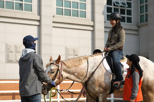 한국마사회 렛츠런파크 제주본부는 힐링승마 프로그램인 ‘말(馬)과 통(通)하는 제주 청소년’을 운영한다(사진 제공= 한국마사회 제주).