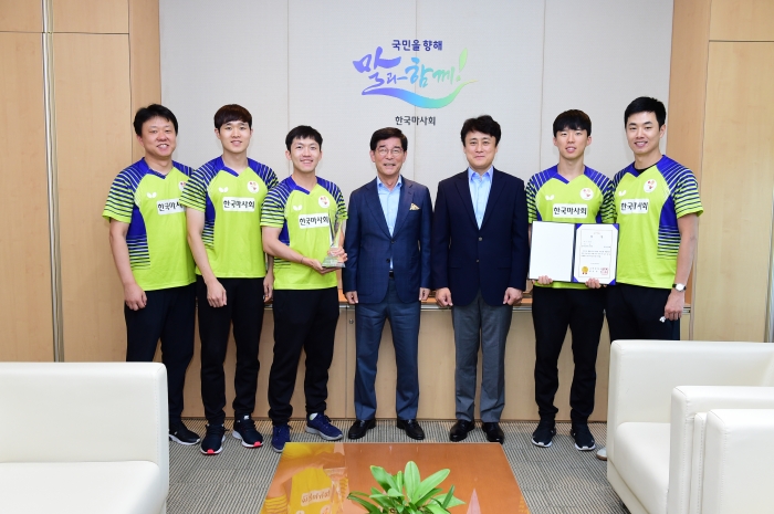 올해 창단한 신생팀인 한국마사회 남자탁구팀이 22일 전북 무주국민체육센터에서 열린 ‘제35회 대통령기 전국 시도탁구대회’에서 남자단체전 우승을 차지했다(사진 제공= 한국마사회 홍보부).