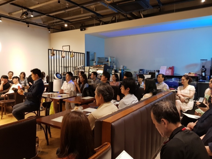 ﻿SW아트컴퍼니가 주최하는 자그마한 카페에서의 살롱콘서트에서 클래식 음악을 감상 중인 관객들