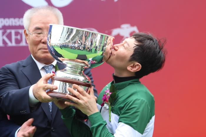 ‘블루치퍼’와 함께 한국인 기수 최초로 코리아 스프린트를 우승한 유현명 기수. ⓒ말산업저널 안치호