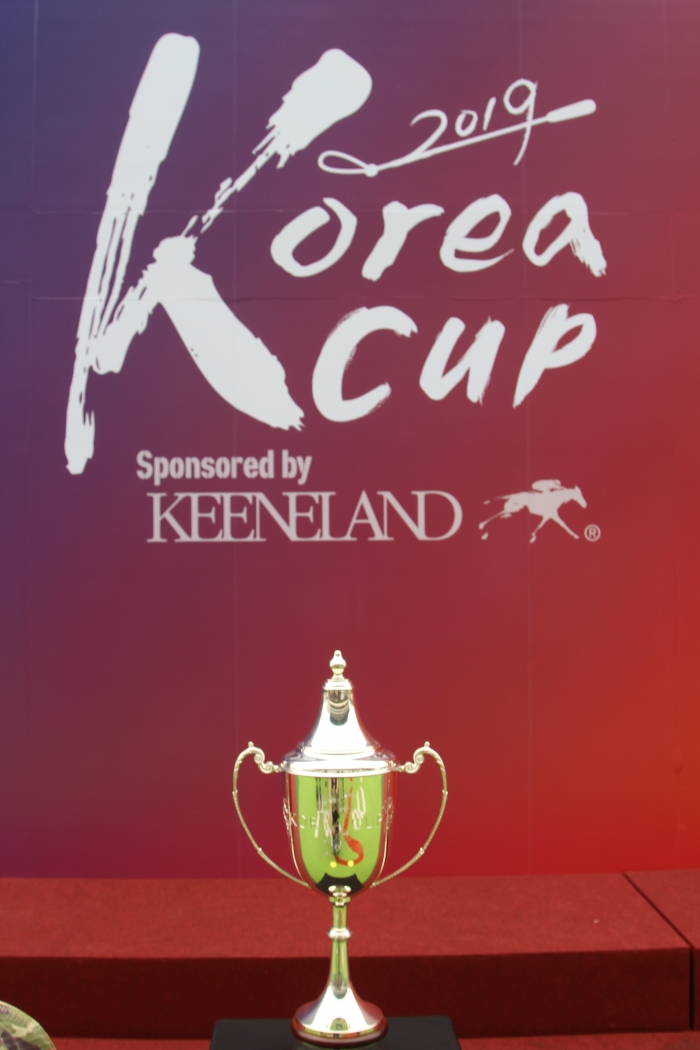 한국경마가 국제경마대회 ‘코리아컵 시리즈’ 개최 4년 만에 우승을 차지했다. 코리아컵과 코리아스프린트 두 경주 모두에서 ‘문학치프’와 ‘블루치퍼’가 각각 우승을 차지하며, 한국경마의 자존심을 세웠다. ⓒ말산업저널 안치호
