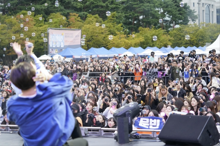 (사)청년과미래와 한국인터넷신문협회가 주최한 ‘제3회 대한민국 청년의 날’ 축제가 9월 21일 여의도공원 문화마당에서 청년 5만여 명이 참여한 가운데 성황리에 개최됐다.
