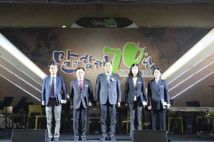 농림축산식품부장관 표창을 받은 한국마사회 임직원 4인과 오병석 농림축산식품부 차관보(가운데)의 모습.