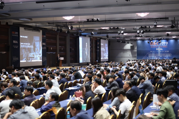 2019년 보안산업을 정리하고 2020년 보안기술의 변화를 예측할 아시아 정보보호 콘퍼런스를 대표하는 ‘ISEC 2019(국제 시큐리티 콘퍼런스)’가 10월 1일과 2일, 양일간 서울 코엑스 그랜드볼룸(1F)과 아셈볼룸(2F), 그리고 오디토리움(3F)에서 성대하게 개막했다(사진 제공= 보안뉴스).