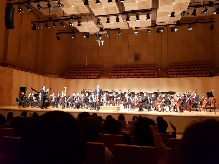 파가니니 바이올린 협주곡 1번을 협연한 바이올리니스트 양인모, 2015년 프레미오 파가니니 국제 바이올린 콩쿠르 우승자답다.