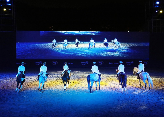 한국마사회는 2015년과 2016년에 이어 올해 ‘레클리스 1953’을 준비, 10월 26일과 27일 저녁 7시 30분, 렛츠런파크 서울 실내 마장에서 화려한 구성으로 한층 진화된 공연을 보여줄 예정이다.