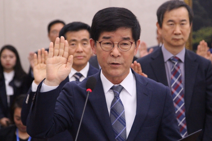 김낙순 한국마사회 회장이 2019 농해수위 국정 감사에서 선서하고 있다. ⓒ말산업저널 안치호