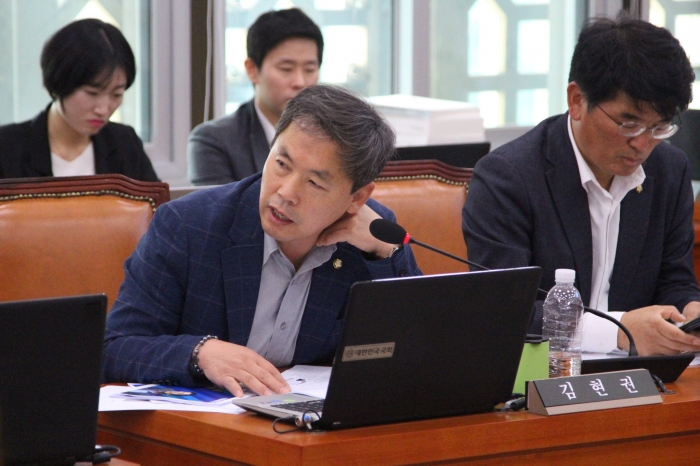 김현권 의원은 불법 판매 경마 전문지와 한국마사회 내 운영 매점 관리 규정에 대한 문제를 지적했다. ⓒ말산업저널 안치호