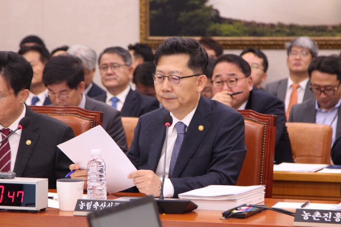 질의에 답변하는 김현수 장관의 모습. ⓒ말산업저널 황인성