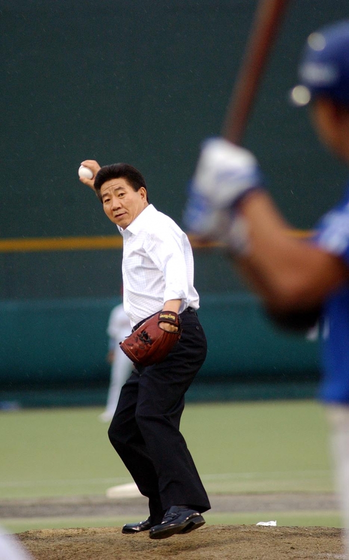 故 노무현 대통령은 2003년 7월 17일 대전 한밭운동장에서 펼쳐진 2003 프로야구 올스타전 경기에 앞서 시구를 했다. 역대 대통령 가운데 가장 스트라이크에 가까운 공을 던졌다는 평가를 받고 있다(사진= 연합뉴스).