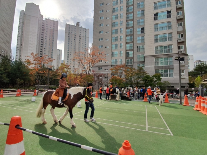 한국마사회 부경은 올해 마지막 ‘아파트 馬당에서 놀자’ 6회차를 진행했다(사진 제공= 한국마사회 부경).