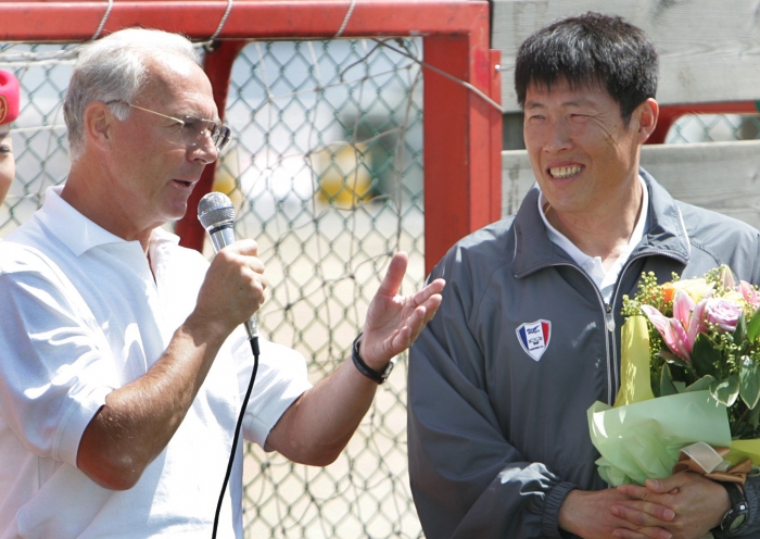 2005년 차범근 축구교실을 방문한 베켄바우어(왼쪽)과 차범근의 모습(사진= 연합뉴스).