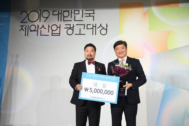 이정석 데일리팜 대표(왼쪽)와 영예의 대상을 수상한 이광현 일동제약 상무(사진= 데일리팜).