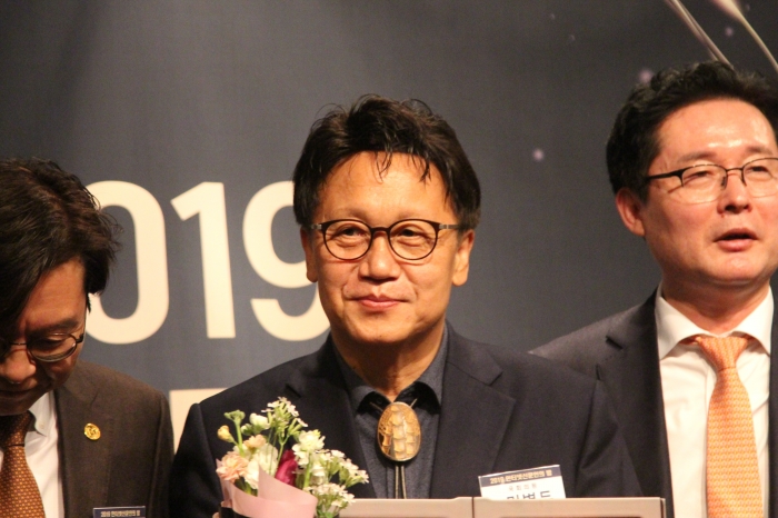 민병두 국회 정무위원장이 한국인터넷신문협회로부터 ‘제20대 국회 의정대상(大賞)’을 수상했다. ⓒ말산업저널 황인성