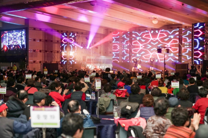 한국마사회는 ‘렛츠런 효(孝) 나눔 한마당 축제’를 개최했다(사진 제공= 한국마사회 홍보부).