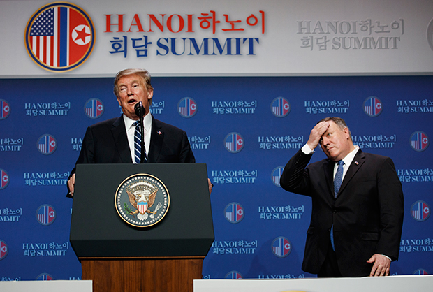 2019년 2월 28일 도널드 트럼프 미국 대통령이 하노이 메리어트 호텔 기자회견장에서 제2차 북미정상회담 결렬 직후 기자회견을 진행하고 있다. 오른쪽은 마이크 폼페이오 국무장관(사진=AP Photo/ Evan Vucci).