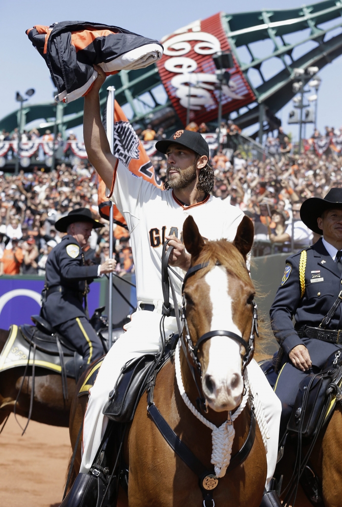 2015년 경기장에서 말을 타고 세리머니를 펼치는 매디슨 범가너(EPA=연합뉴스).