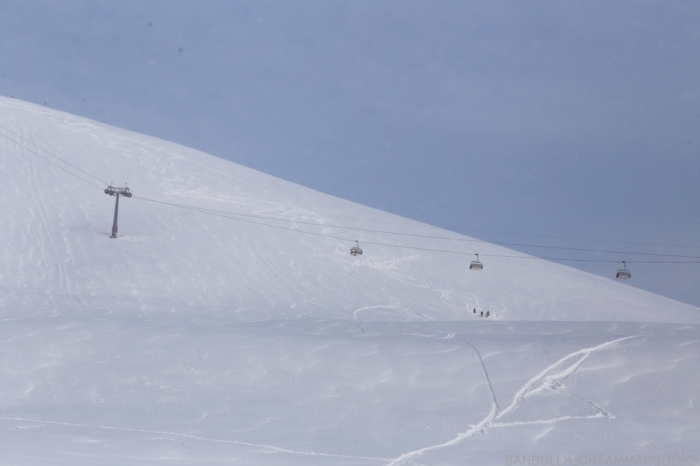 구다우리 스키장 3개의 봉우리 가운데 오른쪽에 자리한 쿠데비에서 프리라이딩을 즐기는 스키어들. 리프트가 운행하지 않았지만 스키에 스킨을 붙이고 올라가 아무도 타지 않은 사면을 타고 내려왔다. ⓒ김산환