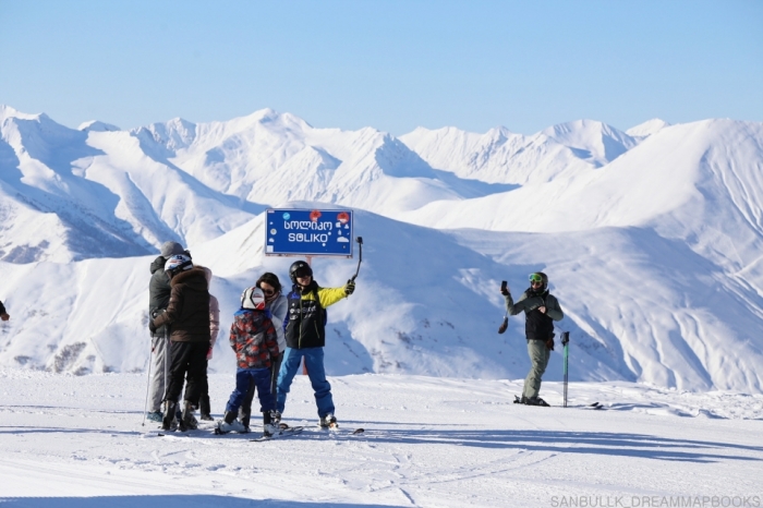 솔리코 리프트를 타고 올라온 스키어들이 기념촬영을 하며 풍경을 즐기고 있다. ⓒ김산환
