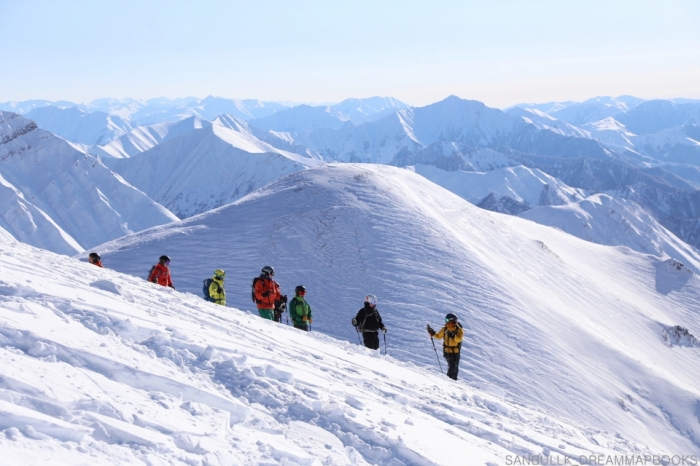 쿠데비 정상에서 백컨트리 스키 투어를 나온 가이드와 스키어들. 앞에 보이는 치르딜리는 스키장에서 떠나는 백컨트리 코스로 인기가 높다. ⓒ김산환