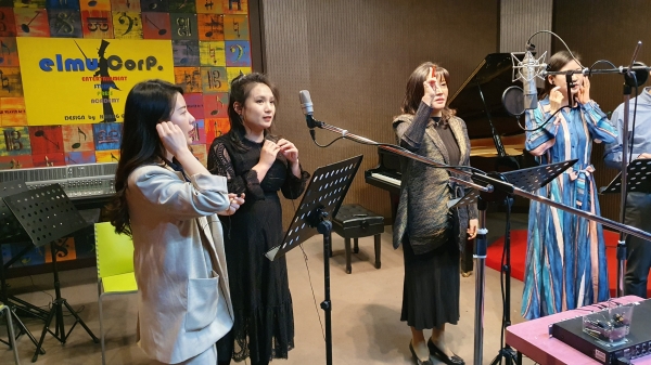 녹음 중인 소프라노 김지현(오른쪽에서 두번째)과 그녀의 상명대학교 중국인 제자들
