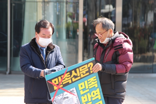 1인 시위에 나선 김문영 미디어피아 대표(왼쪽)와 자신의 장갑을 벗어주며 시위를 격려하는 박강호 자유언론실천재단 상임이사(오른쪽)의 모습 ⓒ미디어피아 황인성