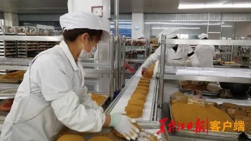 헤이룽장성 생산 재가동 기업의 출근율은 76.5%에 도달한 가운데 식품 제조회사 직원이 출근하여 업무에 임하고 있다. 사진제공=동북넷(东北网)