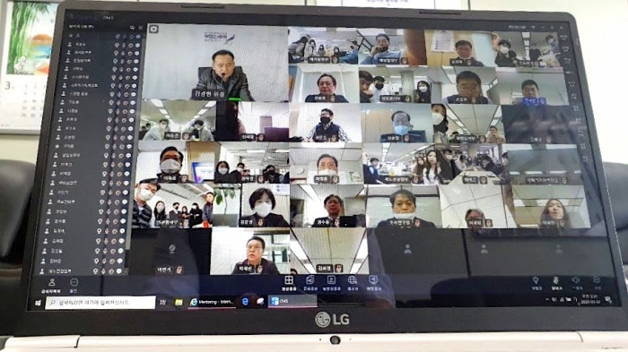 ﻿창업진흥원 온라인 멘토링 시스템을 이용한 화상회의 장면 (사진출처 : 김광현 원장 페이스북)