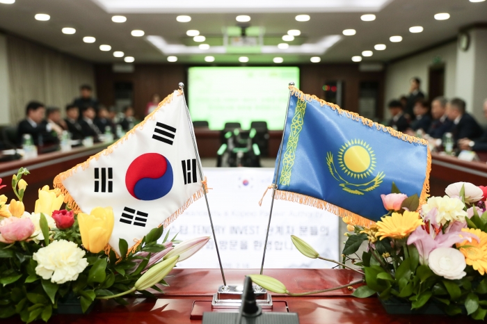 지난 2월 한국마사회와 카자흐스탄 텐그리인베스트먼트사는 알마티 경마장 현대화를 위한 자문계약을 체결했다(사진 제공= 한국마사회 홍보부).